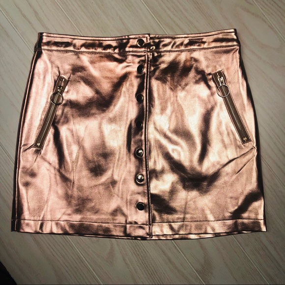 Forever 21 Dresses & Skirts - NWT! Champagne Holographic mini skirt w/pockets!